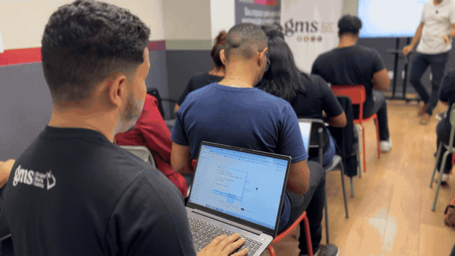 Momento de interação em um workshop de IA