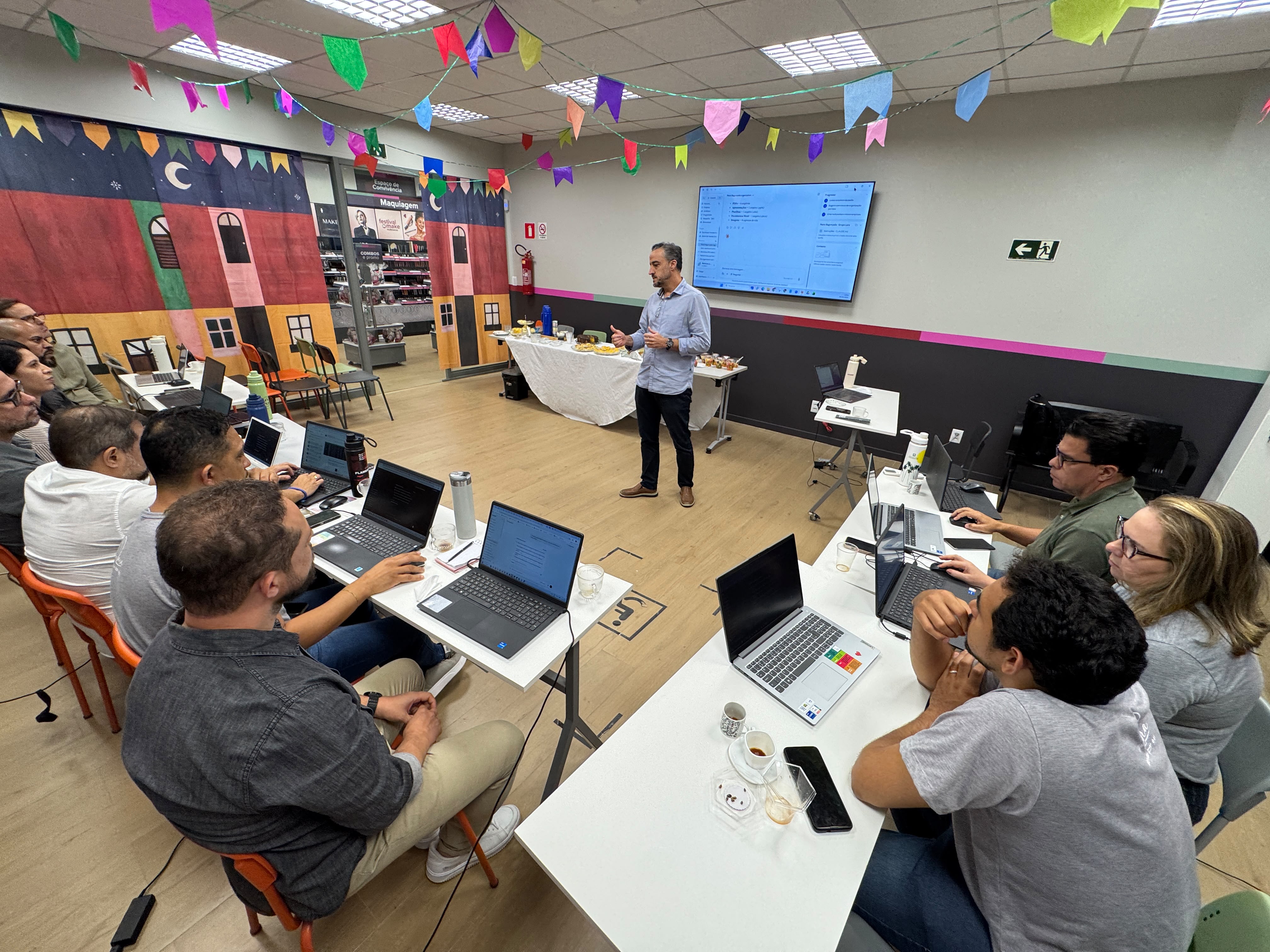 José Pereira conduzindo um workshop com participantes usando seus computadores