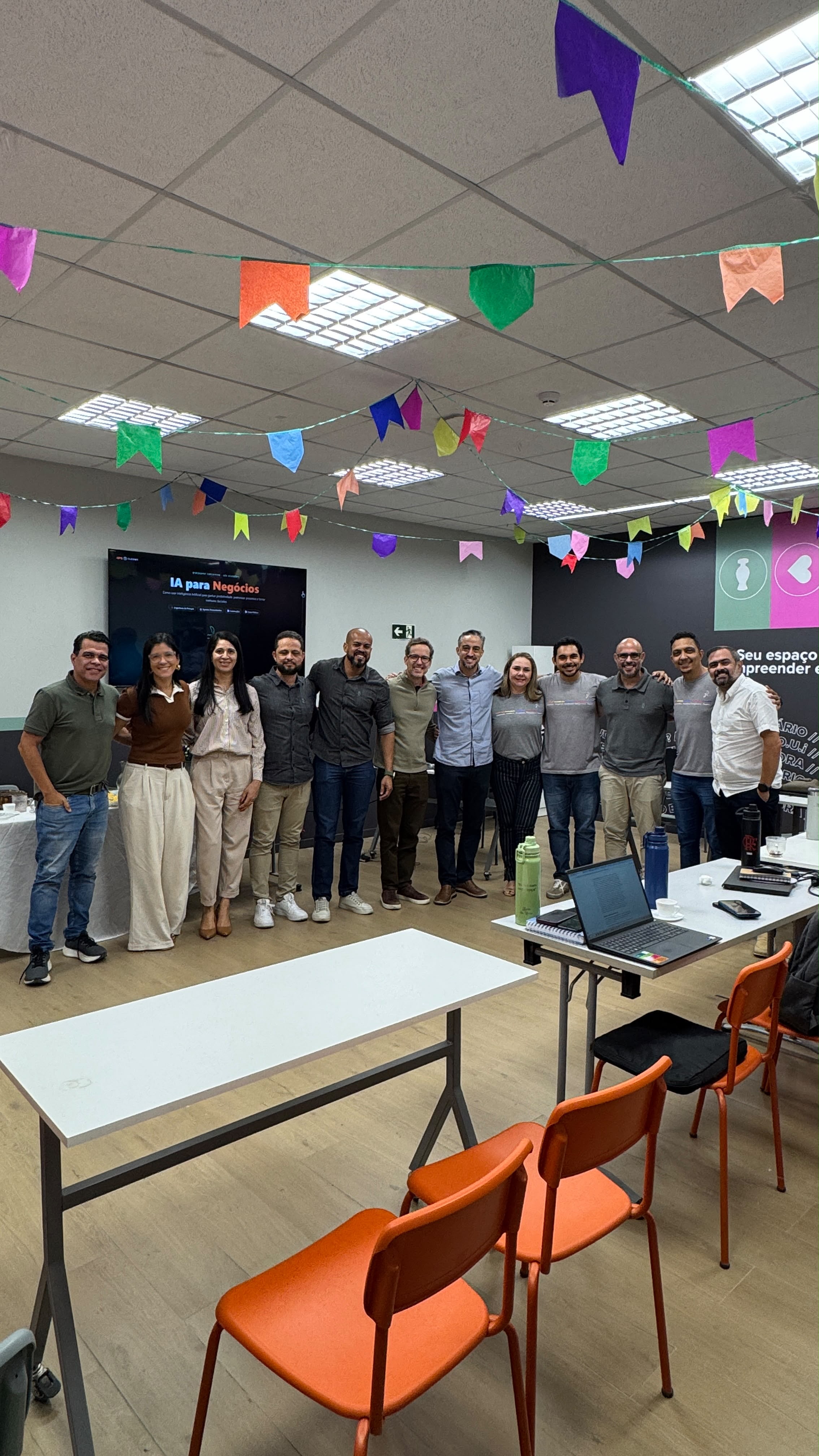 Participantes de workshop reunidos ao final da experiência